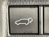 【パワーバックドア】スマートキーや運転席のボタンを押すだけでリアゲートが自動で開閉します!荷物を持っている時や、高い位置にあるバックドアを閉める際に便利な機能です♪