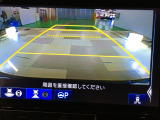 バックカメラの画像です。ガイドラインがスムースな車庫入れをサポートいたします。車庫入れの安心感がアップしますね。