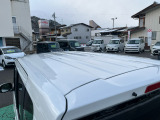 目立つキズ凹み等はありませんが、中古車という商品の特性ルーフには子キズや塗装しみがあります