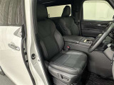 運転席/助手席です。姿勢が崩れず正確なステアリング操作で安心です。