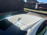 目立つキズ凹み等はありませんが、中古車という商品の特性ルーフには子キズや塗装しみがあります