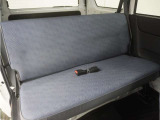 2列目シートです 簡単な操作で折りたたむことが可能で、フラットな荷室となります。