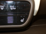 【シートヒーター】シートヒーター装備車です。寒い冬に乗車中とても暖かく快適に移動できます。冷え性の方にピッタリの装備です!