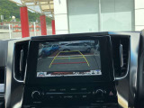 バックガイドモニターで、後方を確認しながら安心して駐車することができます。運転初心者も熟練者も必須の機能ですよ!