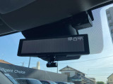 インテリジェントルームミラーです。人や物で視界が遮られてても、車体後部のカメラ映像に切り替えることにより、クリアな後方視界を実現しています。