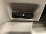 ハンドルの左下にETCがついています。高速道路の料金所の通過も楽々です。 カードの取り出しもしやすい場所についています。
