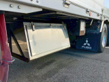 ボディー運転席側後方にステンレス製の工具箱が付いています。