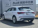 Audiのリヤディフューザーは、車両の後方での空気の流れを整え、乱流を減少させることで、走行安定性を向上させます。またスポーティで洗練された外観を提供し、全体のスタイルに一体感を持たせます。