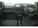 運転にかかわる様々な操作を安全に行えるように視点移動が少なく、操作性に配慮されたスイッチ類が凝縮されたコクピットです。
