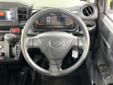 インテリアに合わせたデザインのステアリングは、運転される方のことも考え、運転しやすい形状、大きさです。是非一度、実際に触ってお確かめください。
