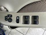 【電動格納ミラー】サイドミラーは電動格納式となっており、狭い駐車場でもキズがつくリスクを抑えられます。