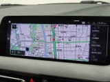 【純正ナビゲーション】BMWのナビゲーションは操作性も良く、詳細な地図情報と交通状況を見やすく表示し、快適なドライビングをサポートしながら目的地までナビゲートします。