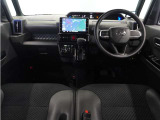 視界広々で運転しやすくロングドライブでも疲れを感じさせないすっきりとまとまったインパネ周りです。