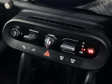 バッテリー始動、シフトボタンはトグルスイッチ式になります。ドライビングモードを切り替えるMINI エクスペリエンスモードも付いており、運転を盛り上げます。