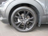 18インチ純正アルミホイールを装備。タイヤサイズは215/55R18となります。