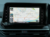 日産純正9インチメモリーナビ(MJ121D-L)装備。便利な音声対話検索にくわえ、アプリで情報取得や動画視聴にスマホ活用対応、快適な画面操作と高音質なオーディオ再生。