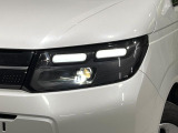 【LEDヘッドライト】悪天候や夜間走行時も良好な視界を確保し安心して運転できる高輝度LEDヘッドライトを装備!点灯速度が早く、消費電力も抑えられています。