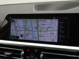 【純正ナビゲーション】BMWのナビゲーションは操作性も良く、詳細な地図情報と交通状況を見やすく表示し、快適なドライビングをサポートしながら目的地までナビゲートします。
