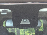 【エマージェンシーブレーキ】走行中に前方の車両等を認識し、衝突しそうな時は警報とブレーキで衝突回避と被害軽減をアシスト。より安全にドライブをお楽しみいただけます。