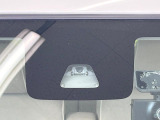 【スマートアシスト】走行中に前方の車両等を認識し、衝突しそうな時は警報とブレーキで衝突回避と被害軽減をアシスト。より安全にドライブをお楽しみいただけます。