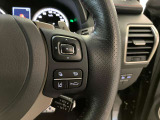 オーディオや運転支援機能などを手元で操作できるステアリングスイッチ。操作時の視線移動が少なく、安全にも貢献します。