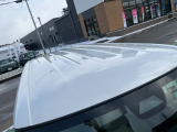 目立つキズ凹み等はありませんが、中古車という商品の特性ルーフには子キズや塗装しみがあります