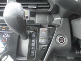 オートブレーキホールド。信号待ちなどの停車時に、ブレーキペダルを踏み続けていなくても自動的にブレーキがキープされる機能です。アクセルペダルを踏めば、ブレーキが解除され発進が可能です。