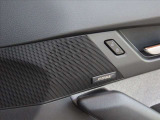 BOSEサウンドシステムを搭載しておりますので運転中も心地の良いサウンドをお楽しみいただけます♪車内のの反響音を搭乗員の耳元に集め、まるでライブ会場にいるような「センターポイント」機能が秀逸です♪