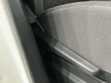 シートハイトアジャスターが付いているので運転姿勢を調整するのに便利ですね。身長に合ったシートポジションは安全運転や疲労軽減にもつながります。