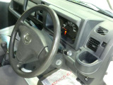 運転席側にも便利なドリンクホルダー付いています。