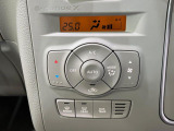 【オートエアコン】一度お好みの温度に設定すれば、車内の温度を検知し風量や温度を自動で調整。暑い&hellip;寒い&hellip;と何度もスイッチ操作をする必要はありません。快適な車内空間には必須の機能ですね♪