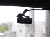 この車にはリアにもドライブレコーダーを装備しております◆映像・音声などを記録する自動車用の装置です。 もしもの事故の際の記録はもちろん、旅行の際の思い出としてドライブの映像を楽しむことができます。