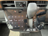 オートエアコンでパネルタッチするだけで操作が可能です(^^)☆AUTOにすれば簡単に車内の空調を快適に調整してくれます♪嬉しいシートヒーター付き(^^)