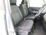 運転席には、肘かけもご用意しております。ドライバーの身体を包み込むような安心出来るシートです。長時間のドライブにも適してます。