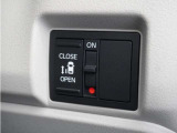◆片側電動スライドドア◆狭い駐車場でも乗り降りが楽々♪お子様が隣の車にドアを当ててしまう心配もございません!小さなお子様連れの方もこれで安心。