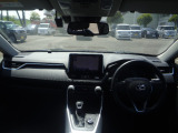 大きなフロントガラスで広々とした視界の運転席まわりです。