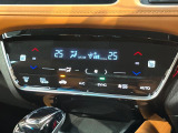 【オートエアコン】一度お好みの温度に設定すれば、車内の温度を検知し風量や温度を自動で調整。暑い&hellip;寒い&hellip;と何度もスイッチ操作をする必要はありません。快適な車内空間には必須の機能ですね♪