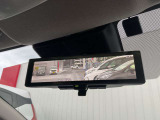 車体の後部にカメラがついていて、その映像がルームミラー内のモニターに表示します。人や荷物などで視界が遮られた時なども確認がしやすいです。