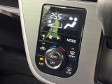 【オートエアコン】一度お好みの温度に設定すれば、車内の温度を検知し風量や温度を自動で調整。暑い&hellip;寒い&hellip;と何度もスイッチ操作をする必要はありません。快適な車内空間には必須の機能ですね♪