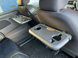 運転席&助手席後ろには後席用テーブル&ドリンクフォルダーを装備☆