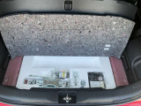 荷室下には工具類が入っています。