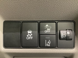 ハンドルの右側にはヘットライトリベライザーとHondaセンシング用のメインスイッチがついています。ヘッドライトリベライザーは道路状況や積荷の加重に応じてライトの高さを調節できます。