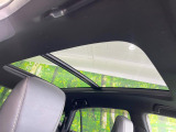 【サンルーフ】開放感たっぷりの希少装備、サンルーフが装着されています!車内に明かりを取り入れたり景色を楽しむ以外にも、車内の空気も簡単に換気できて快適です!