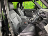 質感の高いシートでございます。使用感が出やすい運転席ですが、綺麗な状態を保っております。前席の状態は内装の状態を見る大きなポイントになると思いますので、是非一度、実際にご覧くださいませ。