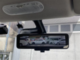 【デジタルインナーミラー】車両後方カメラの映像をミラーに映すことが出来ます。 そのため、後席に人や荷物があって後方が見えづらい場合でもしっかり視界を確保することが出来ます。