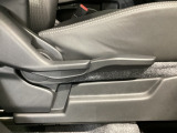 運転席にはドライバーの体型や好みに応じて前後方向だけでなく、高さの調整ができるシートリフターを装備!