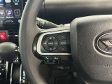 運転中、オーディオの操作をしてて、ハッとしたことはありませんか?ステアリングスイッチは、運転中でもハンドルでオーディオの操作が可能です。安全なドライブをサポートします。
