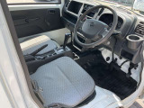 前席周辺です。ガラスエリアが広く運転もしやすく、見晴らしのいい運転席です。