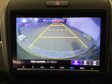 バックギアに入れますとご覧のような画像に自動的に切り替わります。車庫入れ時に役立ちます。