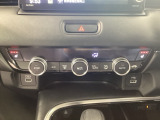 運転席と助手席にはシートヒーターが付いています☆寒い時期に腰周りを温めてくれるので体全体が温まりやすいのは勿論、暖房と違い顔に風が当たらないので、乾燥肌やドライアイの方でも大丈夫☆
